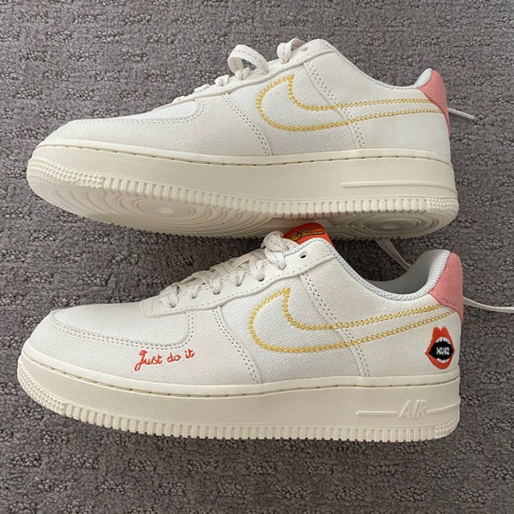 Women's Nike Airforce 1 07's - Picture 5 of 13